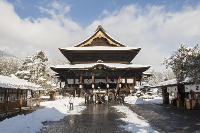 1-Day Winter Tour From Nozawa Onsen: Snow Monkeys, Zenko-ji Temple & Sake - The snowy walk to Jigokudani Snow Monkey Park