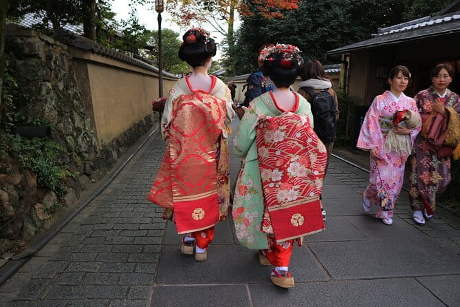 1 Hour Geisha Show in Kyoto - Arriving at Kamishichiken Street