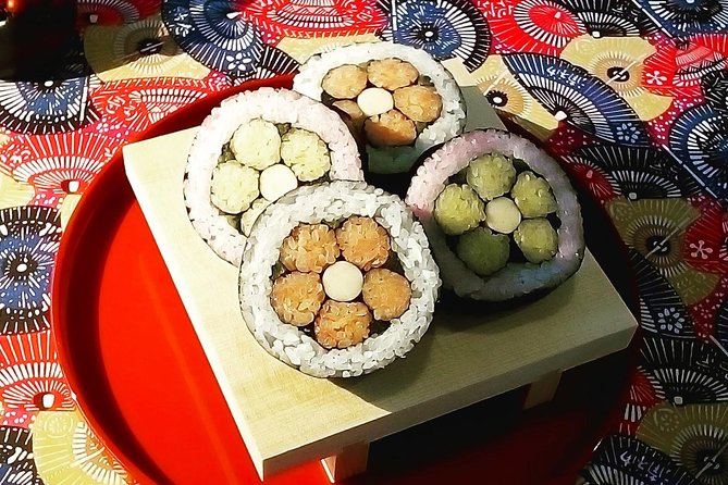 2 hours sushi class - Building a flower inside a sushi roll