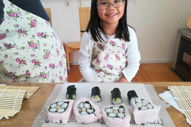 2 hours sushi class - Tea, conversation, and a genuinely local setting