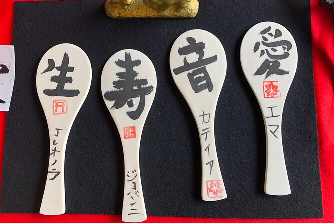 An Amazing set of Cultural experience: Kimono, Tea Ceremony and Calligraphy - Choosing and wearing a kimono