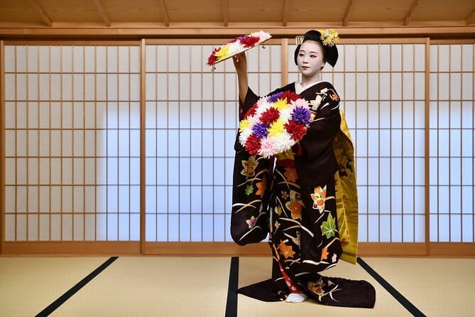 Authentic Kyoto Gion Geisha/Maiko Cultural Experience - Walking into Gion by way of Hanamikoji Street
