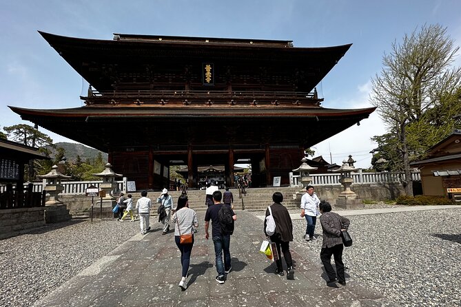Food & Cultural Walking Tour around Zenkoji temple in Nagano - A final local shop before returning