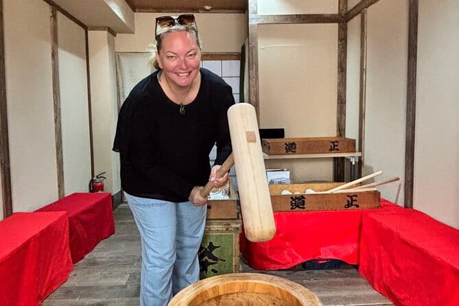 【For adult】Traditional Mochi Pounding Experience with Tasting - A small group makes the activity work