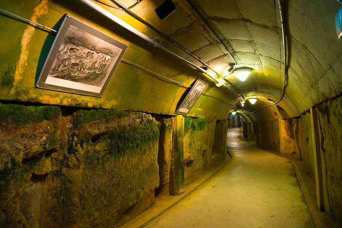 Former Navy HQ Headquarters Fees for visiting historical buildings for war and peace - Entering the headquarters through the tunnel system