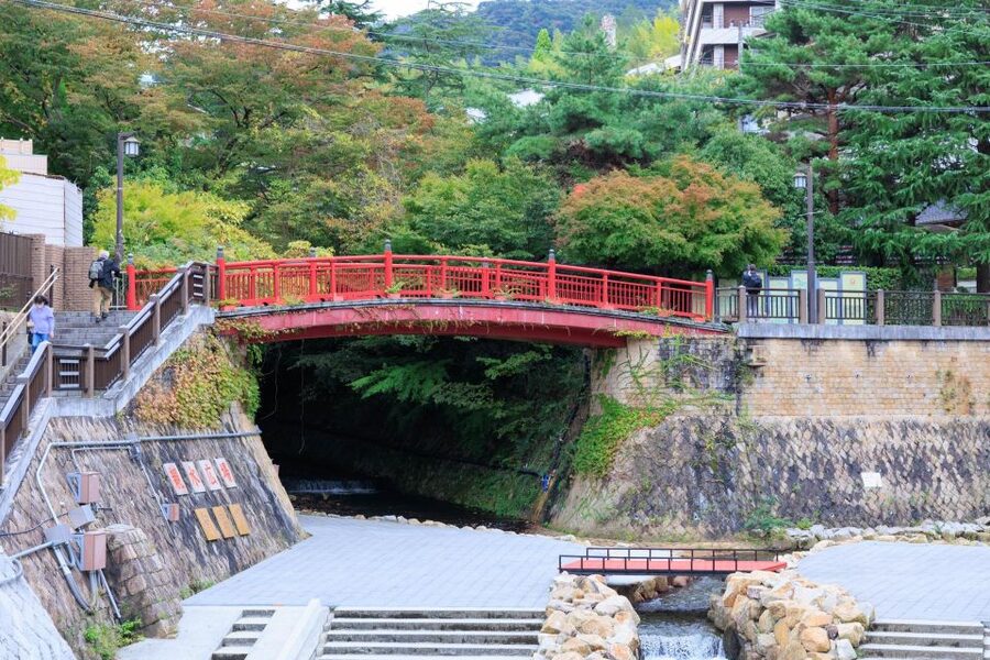 From Osaka: Himeji Castle, Arima Onsen & Mt. Rokko Day Tour - Guides, buses, and the pace of the day