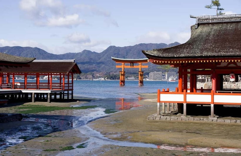 From Osaka: Hiroshima and Miyajima Day Trip by Bullet Train - Using 100 minutes for oysters, sweets, and a short wander