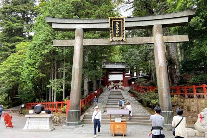 Full Day Tour at Mt. Fuji, Onsen, Lake Kawaguchi and Yamanaka - Lake Yamanaka: Pick the Boat or the Onsen