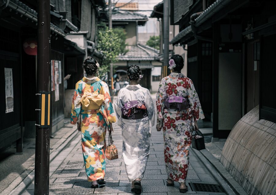 Gion Walking Tour, Geisha Show and Japanese Game in Kyoto - Key points at a glance