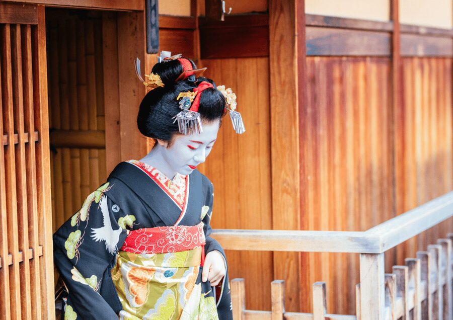 Gion Walking Tour, Geisha Show and Japanese Game in Kyoto - Entering the maiko performance room