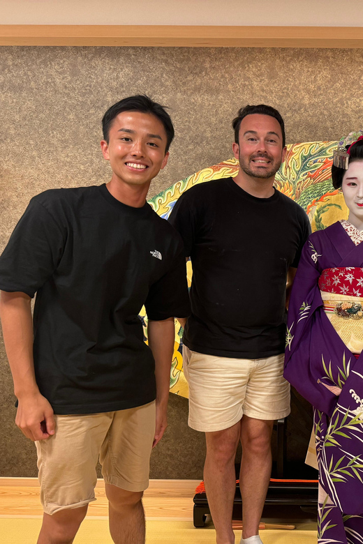 Gion Walking Tour, Geisha Show and Japanese Game in Kyoto - Playing the traditional Japanese fan game