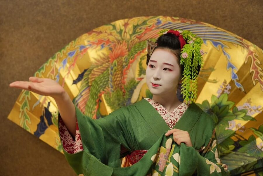 Gion Walking Tour, Geisha Show and Japanese Game in Kyoto - The importance of the six-person limit