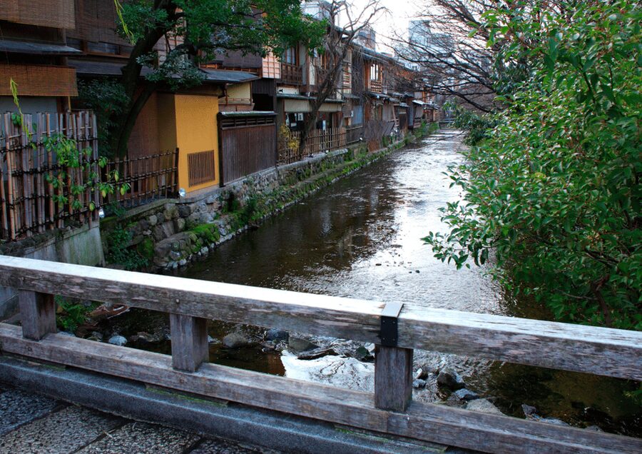 Gion Walking Tour, Geisha Show and Japanese Game in Kyoto - Walking through Gion beyond the main street