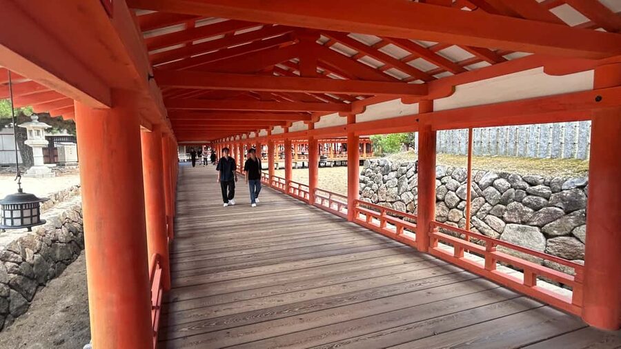 Hiroshima & Miyajima 6.5h Guided Tour – Dome, Park & Shrine - Itsukushima Shrine and the changing torii gate