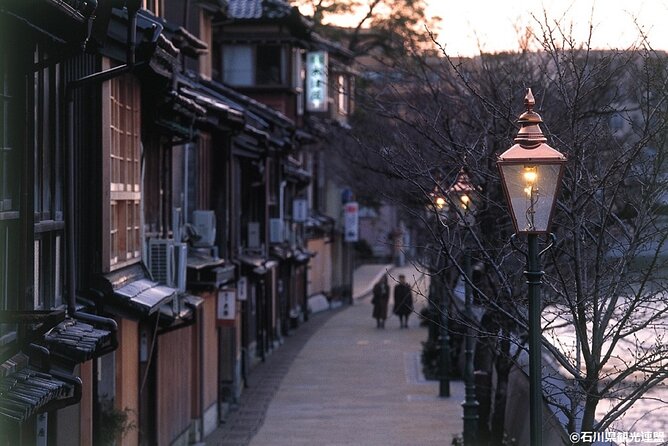 Kanazawa Half Day E-bike Tour - Kenrokuen, where design matters as much as scenery