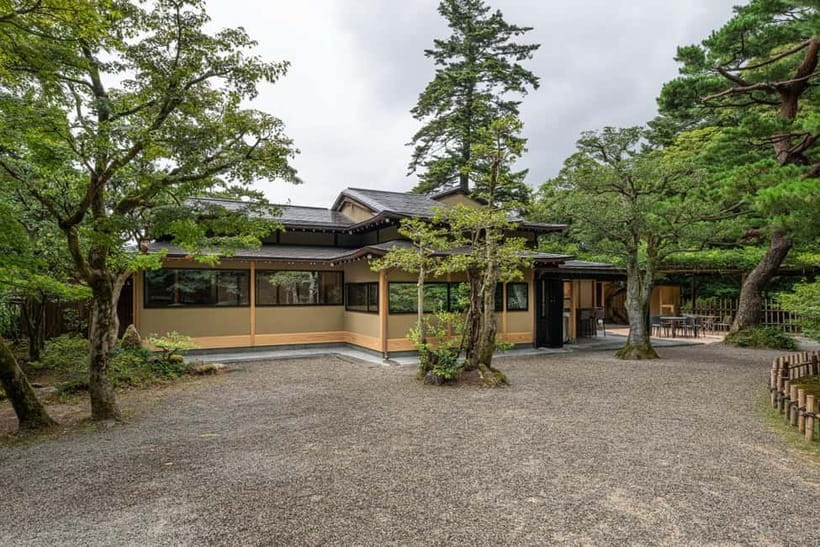 Kanazawa: Kenrokuen Tea Ceremony Experience - Entering Kenrokuen and finding Kenrokutei
