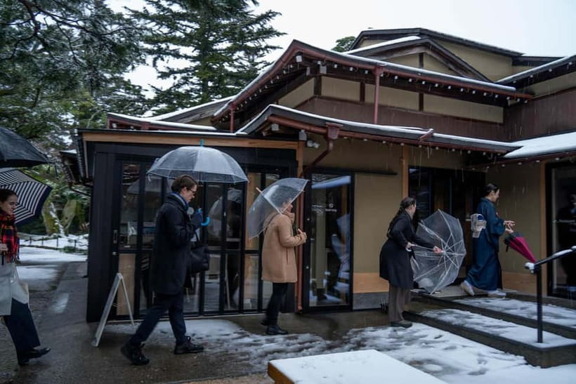Kanazawa: Kenrokuen Tea Ceremony Experience - Making your own matcha