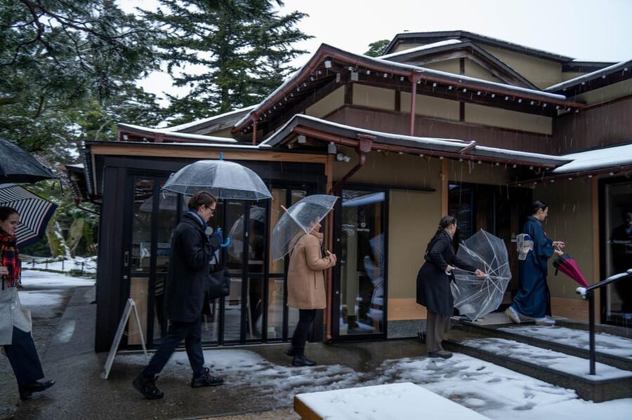 Kanazawa: Kenrokuen Tea Ceremony Experience - Sitting, timing, and group etiquette