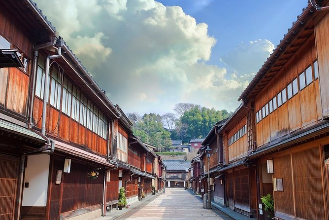 Kanazawa Private Tour with a Local – Highlights & Hidden Gems - Kanazawa Castle and the Maeda legacy