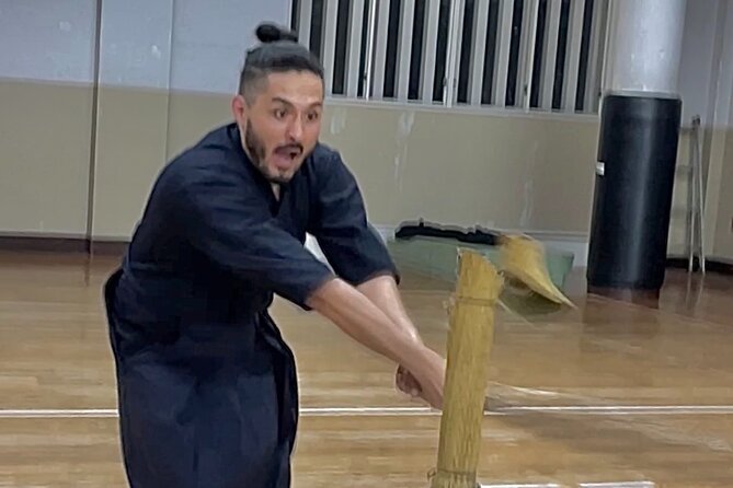 Kendo and samurai experience in Kyoto - Wearing the gear and getting the samurai photographs