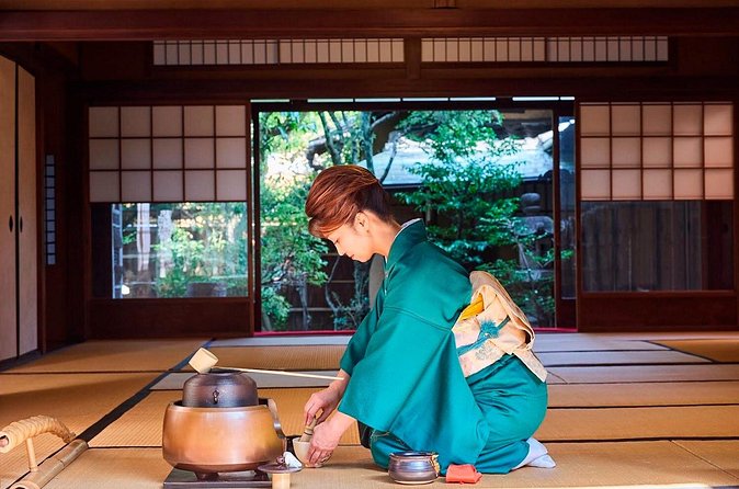 Kimono Tea Ceremony at Kyoto Maikoya, Karasuma Shijo - Whisking your own matcha