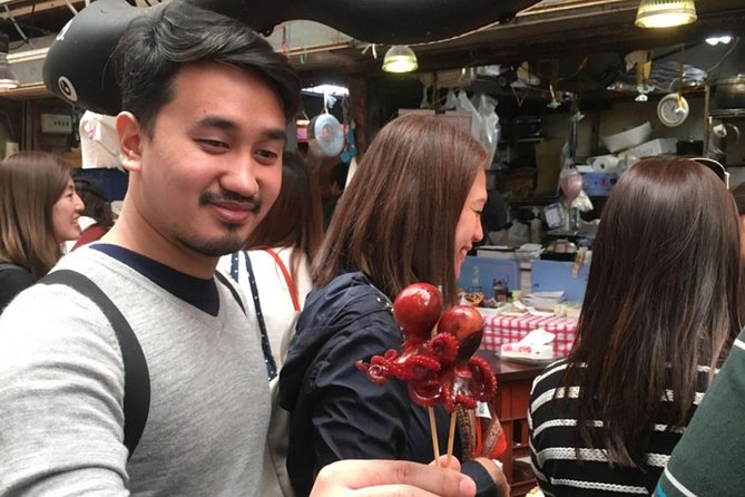 Kuromon Market Food Walking Tour in Osaka (6 stops, 6 tastes) - Why the small group matters