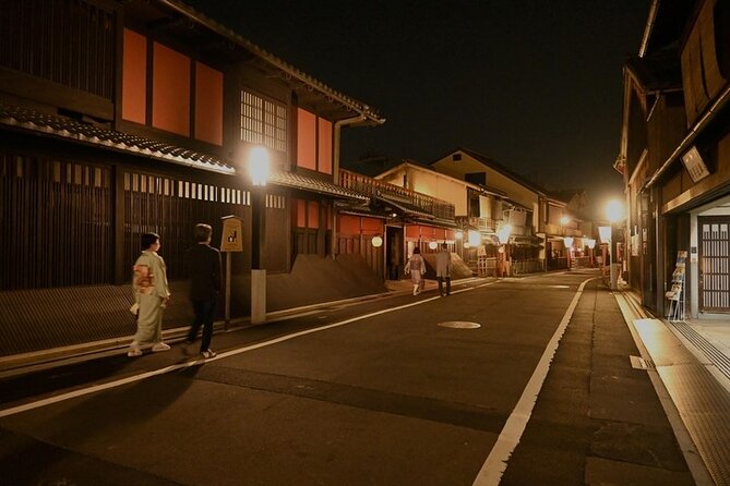 Kyoto 5-Star Geisha Night Walk: Small-Group Authentic Experience - Yasaka Pagoda and Ninenzaka after sunset