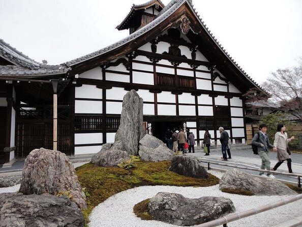 Kyoto Early Morning Tour with English-Speaking Guide - Arashiyama Bamboo Grove: beauty with limited space
