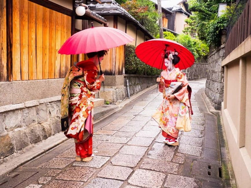 Kyoto Geisha Walking Tour: Gion District & Hidden Gems - Hõkan Ji Pagoda and Gion’s best photo corners