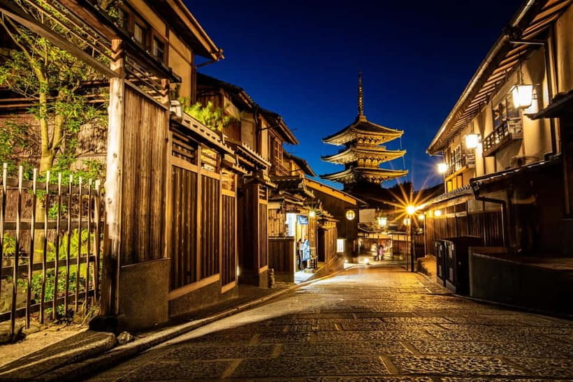 Kyoto Geisha Walking Tour: Gion District & Hidden Gems - Evening lanterns, daylight, and timing