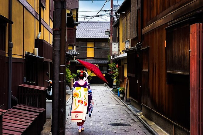 Kyoto: Gion and Geisha District Walking Tour - Why a guided walk helps in Gion