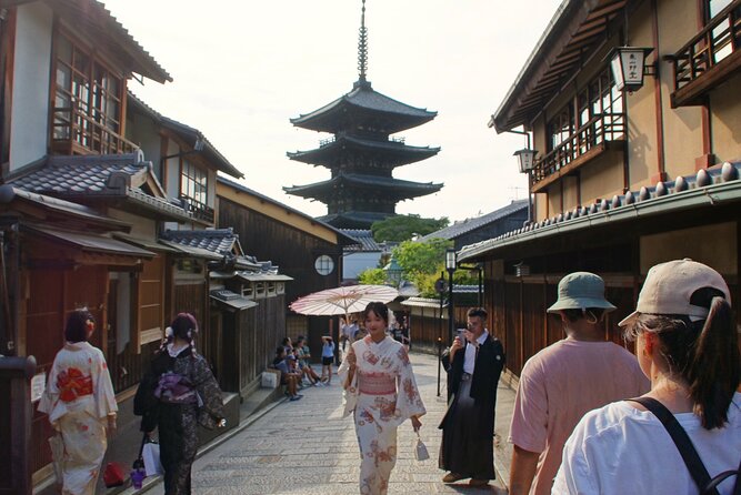 Kyoto: Gion and Geisha District Walking Tour - The unusual tradition at Yasui-Konpiragu