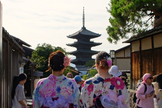 Kyoto: Gion and Geisha District Walking Tour - Starting at Yasaka Shrine