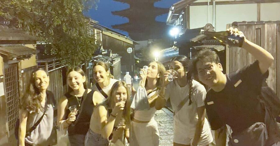 Kyoto: Gion Evening Walk with Hidden Gems, Geisha & Sake - What the small group changes