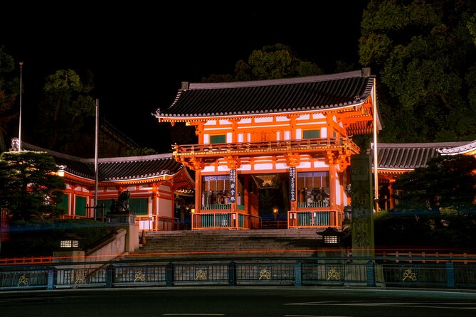 Kyoto: Gion Geisha District & Sake-in-Hand Walking Tour - Yasaka Shrine, the final stop
