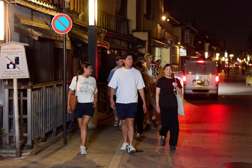 Kyoto: Gion Geisha District Walking Tour - Stories of Geisha - The Izumo-no-Okuni statue and the story of kabuki