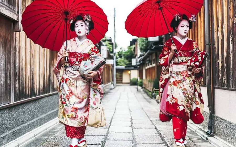 Kyoto: Gion Hidden Gems & Geisha Culture Tour - Meeting beside Shijo Bridge