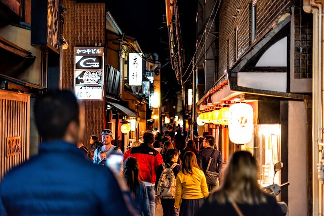 Kyoto Gion Night Walk & Geisha District Guided Tour - First two hours: wandering through Gion