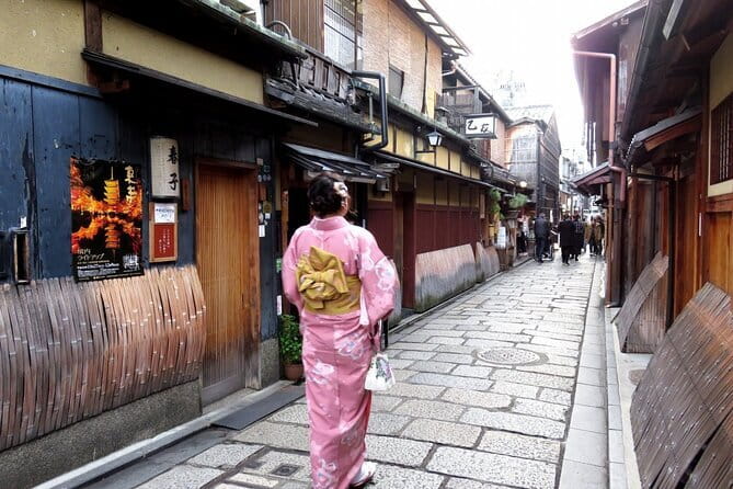 Kyoto: Gion & Pontocho Food Tour with 13 Dishes - The guides make the biggest difference