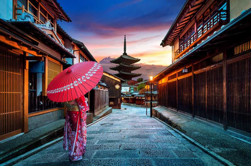 Kyoto: Gion Sunset Walking Tour with Local Guide - Why an evening walk works so well in Gion
