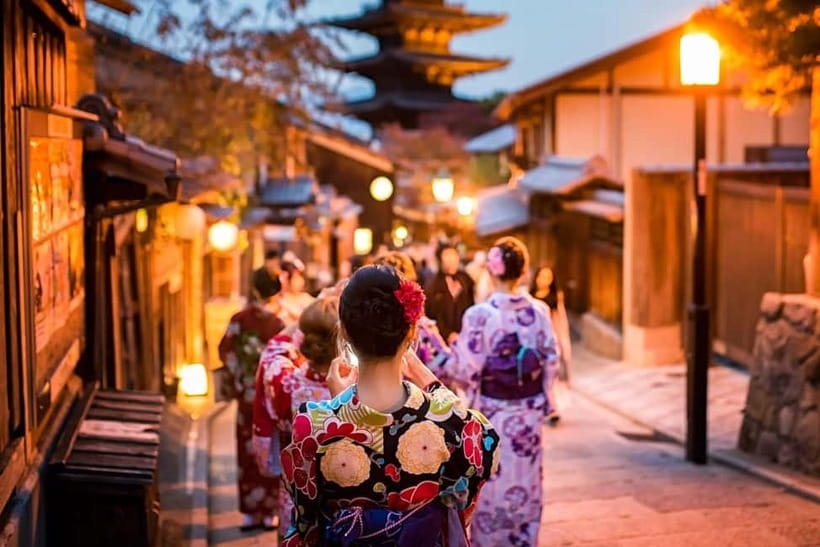 Kyoto: Gion Sunset Walking Tour with Local Guide - From Minami-za to Hanamikoji Street