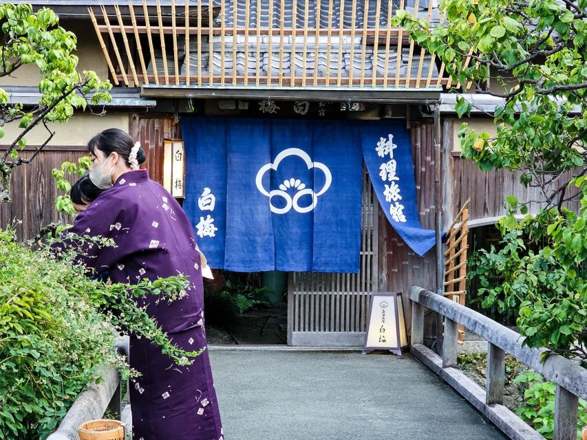 Kyoto: Gion Sunset Walking Tour with Local Guide - The snack break and the value of a short pause