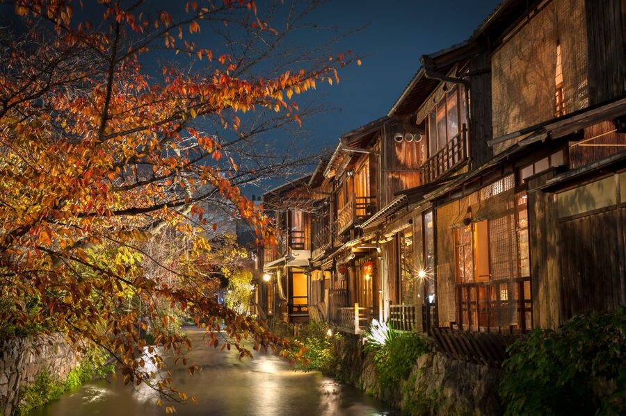 Kyoto: Gion Sunset Walking Tour with Local Guide - The guides make the difference