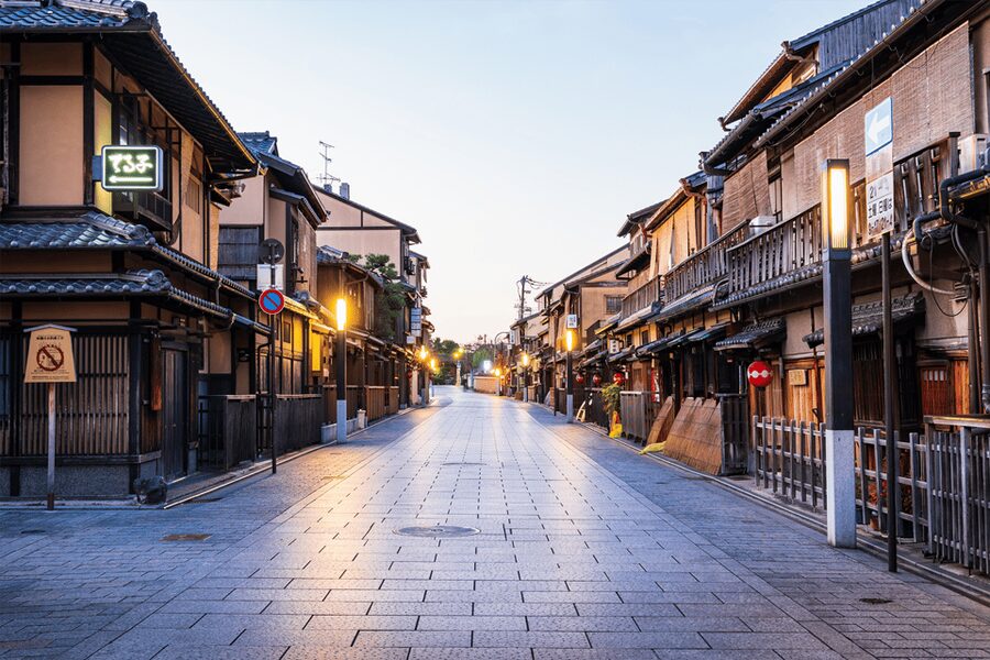 Kyoto: Gion Walking Tour - Yasaka Shrine and the origins of Gion