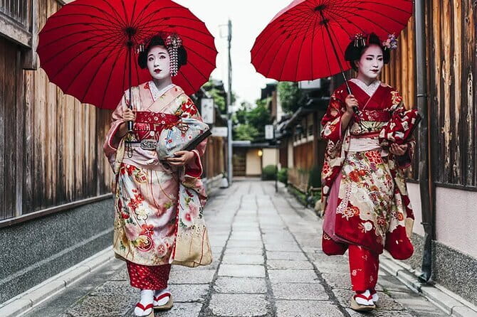 Kyoto Gion Walking Tour for First Time Visitors - Ninenzaka’s slope and traditional streets