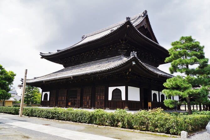 Kyoto Gion Walking Tour for First Time Visitors - Yasaka Shrine, the final stop