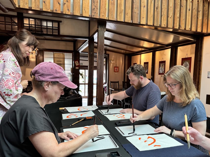 Kyoto: Japanese Calligraphy Workshop - Practicing basic strokes before the kanji
