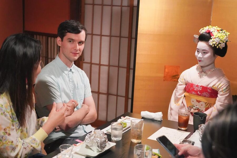 Kyoto: Maiko Dinner in Traditional Restaurant and Tour - All-you-can-drink sake and Kyoto dining etiquette