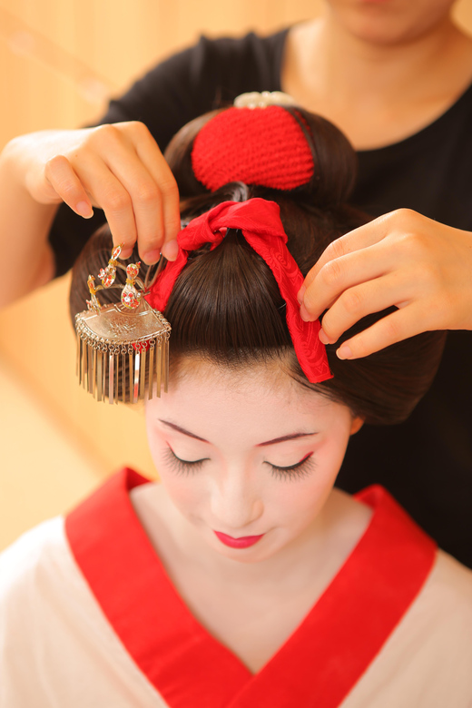 Kyoto: Maiko Makeover and Photoshoot Experience - White makeup, wigs, and the transformation