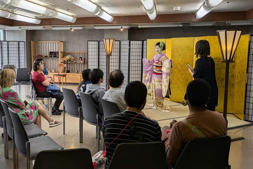 Kyoto: Meet-and-Greet, Maiko Show and Experience - The opening introduction and stage welcome